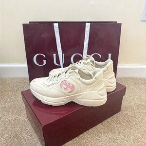 Gucci Cream Leather Rhyton Sneakers with Pink Logo Accent 38.5 Used